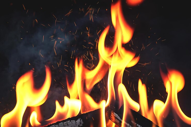 PSD fiamma di fuoco sullo sfondo nero scuro