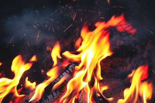 Fiamma di fuoco sullo sfondo nero scuro