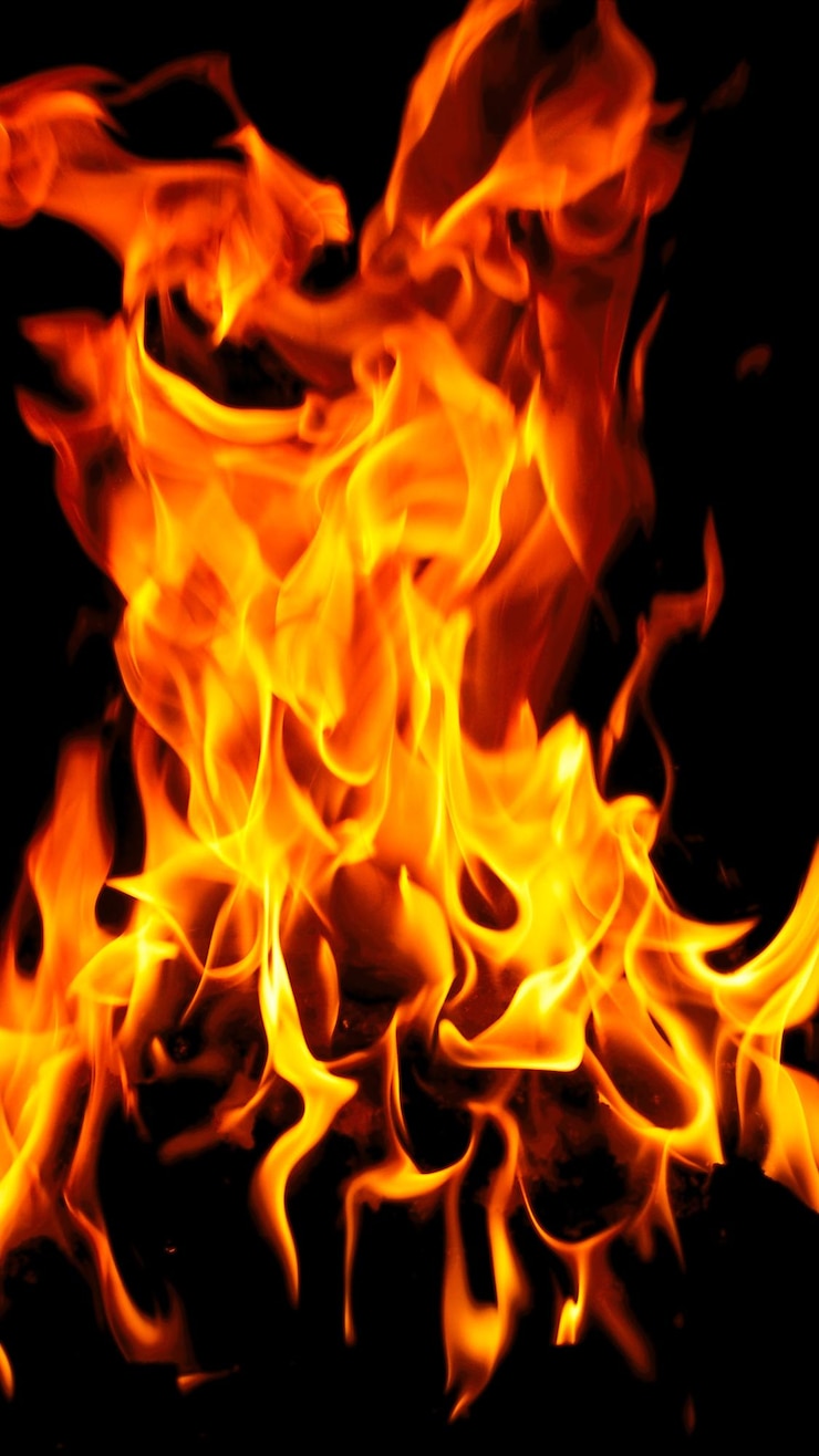 PSD fiamme di fuoco che bruciano con scintille rosse calde su uno sfondo trasparente e effetti di consistenza