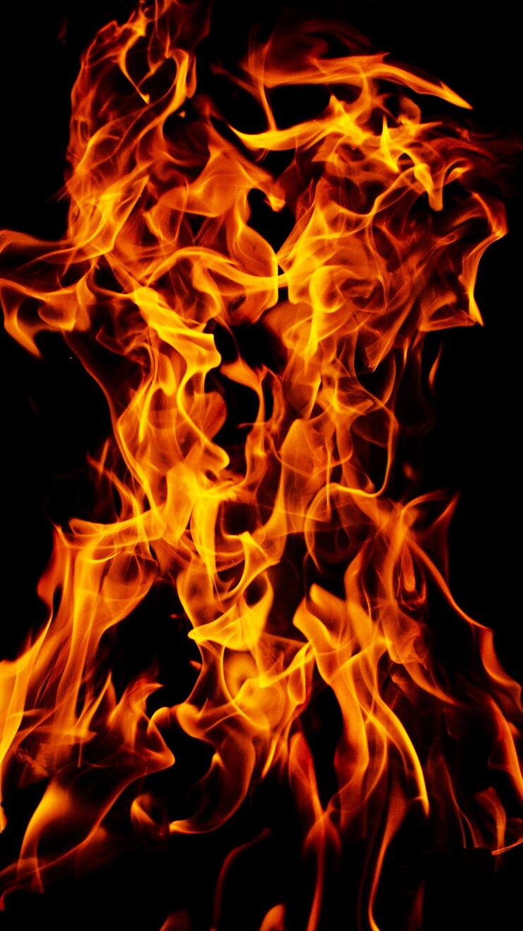 PSD fiamme di fuoco che bruciano con scintille rosse calde su uno sfondo trasparente e effetti di consistenza