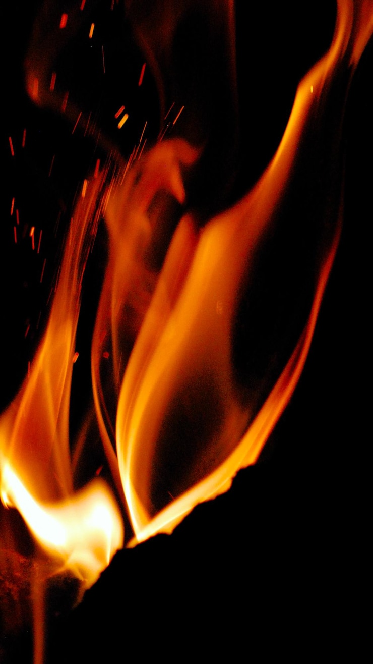 PSD fiamme di fuoco che bruciano con scintille rosse calde su uno sfondo trasparente e effetti di consistenza