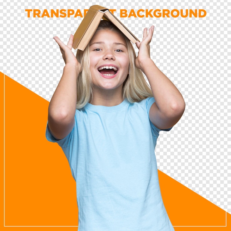PSD une fille blonde souriante avec un livre sur la tête avec un fond transparent