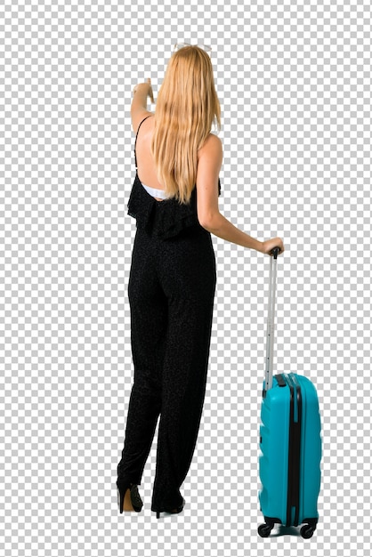 Fille blonde voyageant avec sa valise en arrière avec l&#39;index