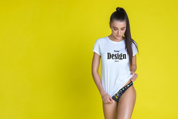 PSD la fille change de couleur de t-shirt mockup amp fond solide