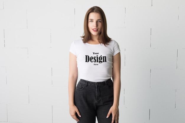 Une fille change de couleur de t-shirt.