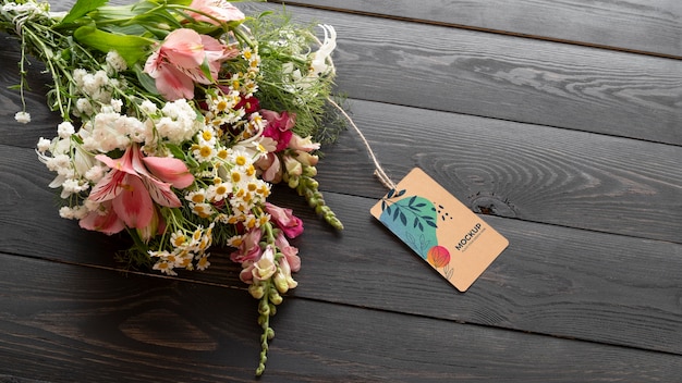 Fiori di buon compleanno con mockup di carte