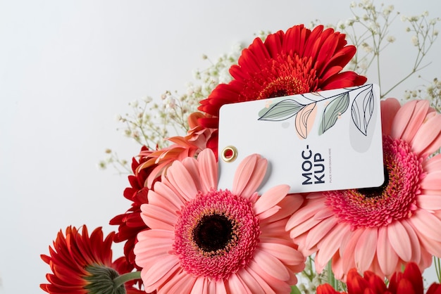 Fiori di buon compleanno con mockup di carte