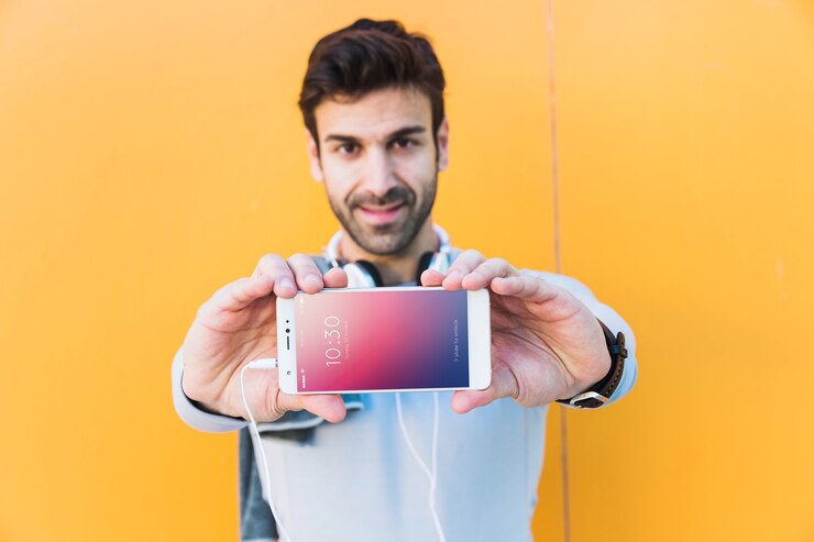 PSD fitness-modell mit dem mann, der smartphone zeigt