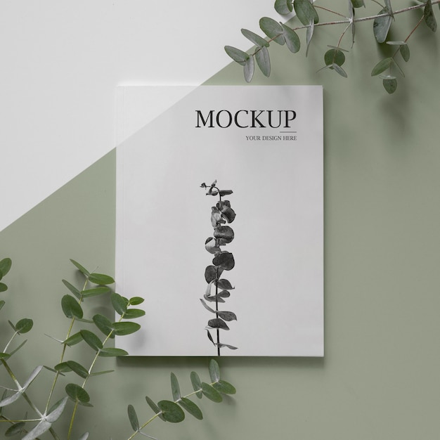 Flach gelegtes Naturmagazin-Cover-Modell mit Blättern