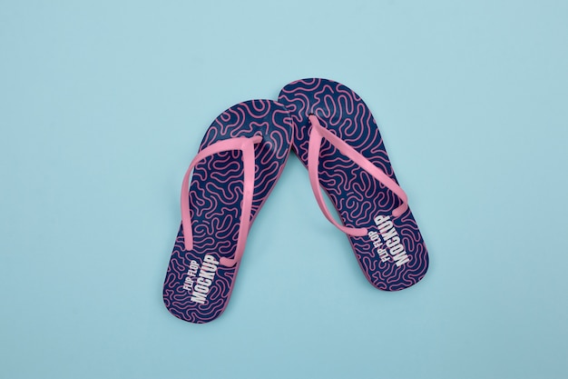 Flach lag blaue und rosa Flip-Flops im Studio