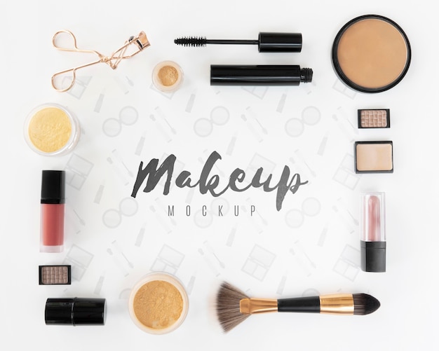 Flache Anordnung mit Make-up-Produkten