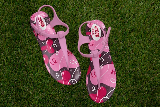 Flache Flip-Flops auf Gras