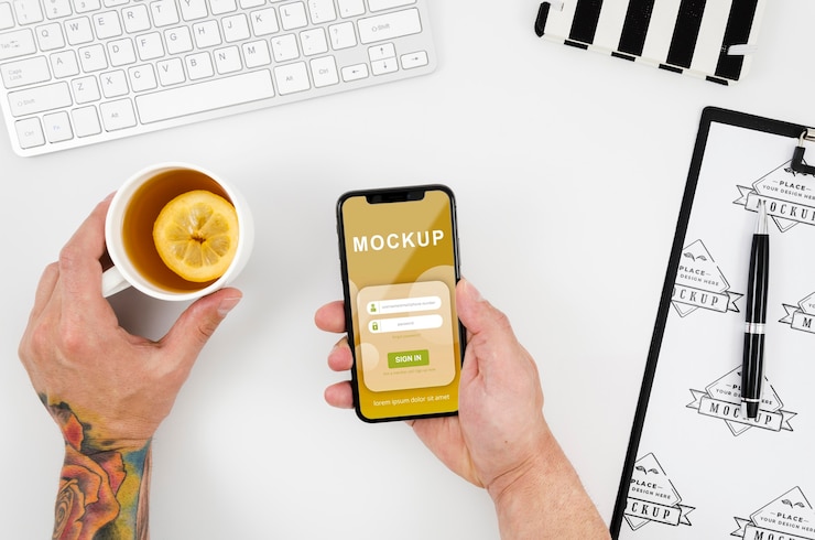 Flache Hände, die Smartphone-Modell und Tee halten