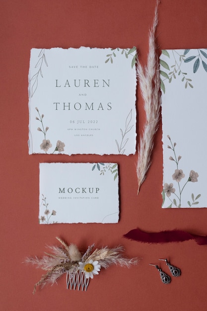 Flache Lage der mock-up rustikalen Papierhochzeitseinladung mit Blättern und Blumen
