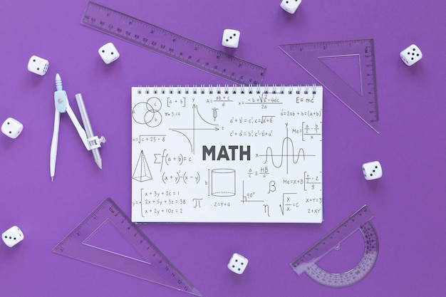 Flache notizbuchlage mit würfeln und verschiedenen linealen