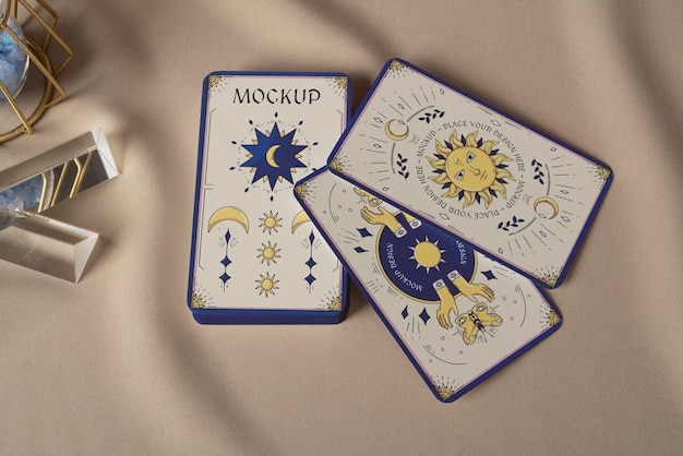 Flache Tarotkarten mit Lesemodell