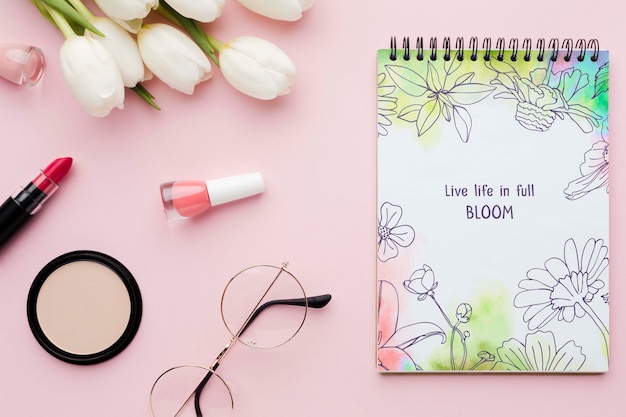 Flaches Notizbuch mit Tulpen und Make-up-Utensilien