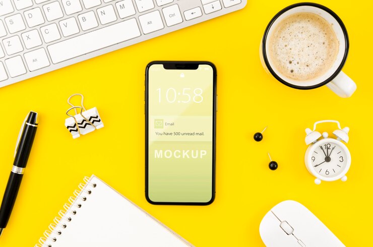 Flaches Smartphone-Modell auf dem Schreibtisch mit Kaffee