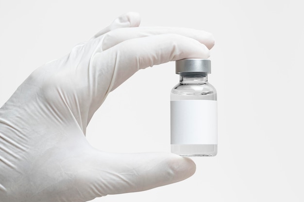 Flacon d'injection avec maquette d'étiquette dans la main de l'infirmière