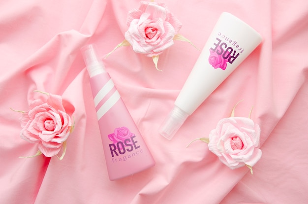 Flacons de parfum sur fond de tissu rose