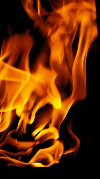 Des flammes de feu brûlant avec des étincelles chaudes rouges sur un fond transparent et des effets de texture