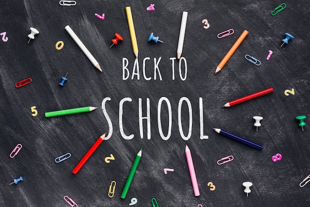 Flat Lay Back to School avec des fournitures colorées