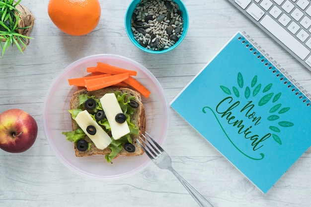 Flat lay de comida sana con mockup de libreta