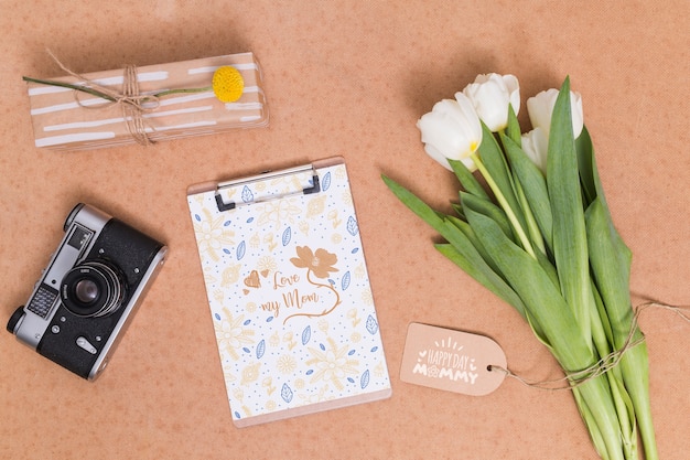 Flat lay dia das mães composição com mockup de prancheta