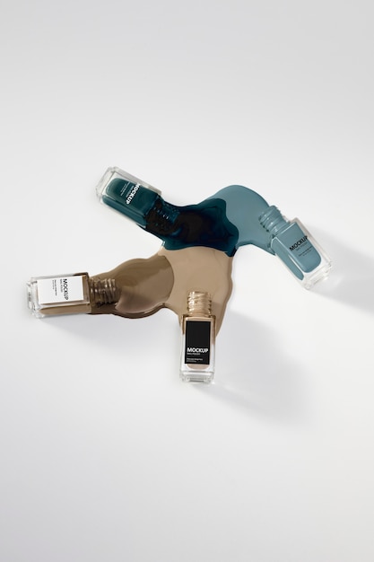 Flat lay diferentes esmaltes de uñas derritiéndose