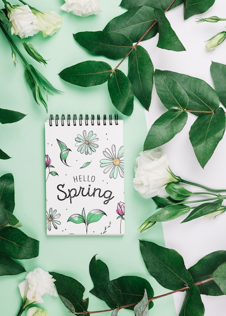 PSD flat lay notepad mockup com conceito de primavera