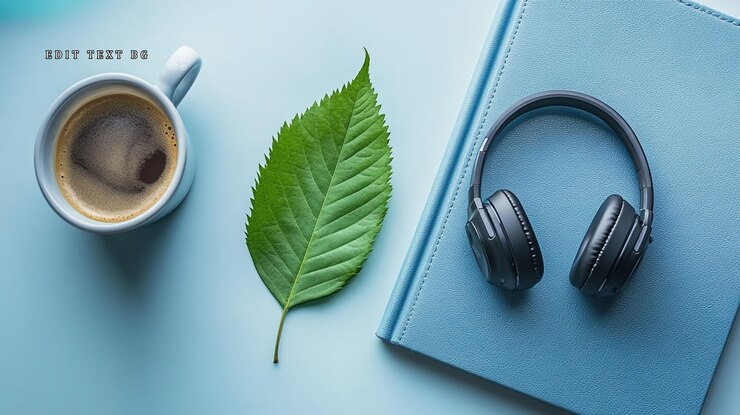 PSD flatlay de hojas de auriculares de café y portátil sobre fondo azul