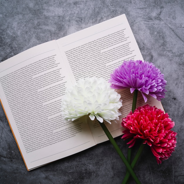 PSD fleurs sur la maquette d'un livre ouvert