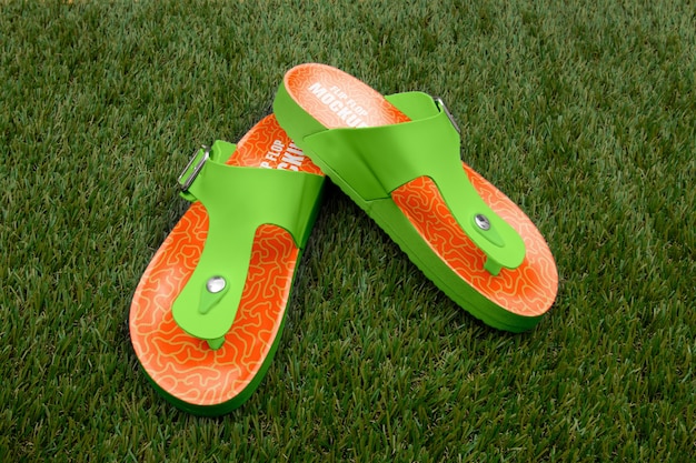 Flipflops des hohen Winkels auf Gras