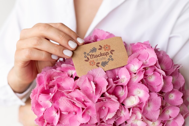 Flores de aniversário com arranjo de maquete de cartão