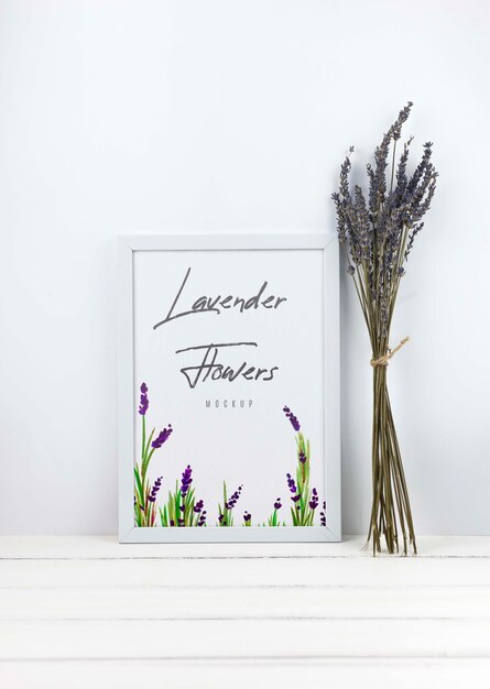 Flores de lavanda junto a la maqueta del marco