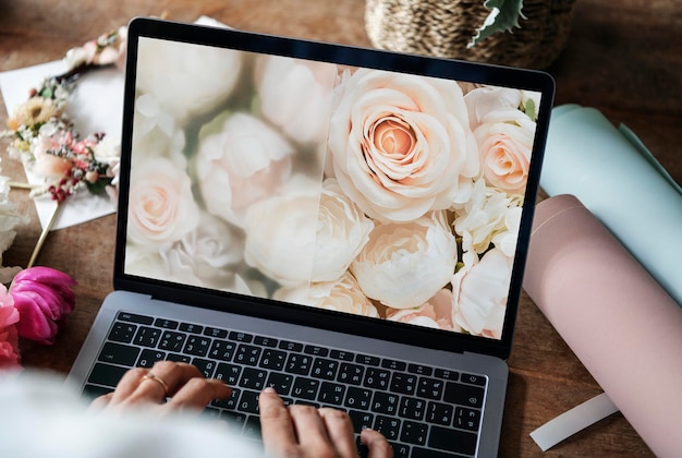 Florist mit einem floralen Laptop-Bildschirmmodell