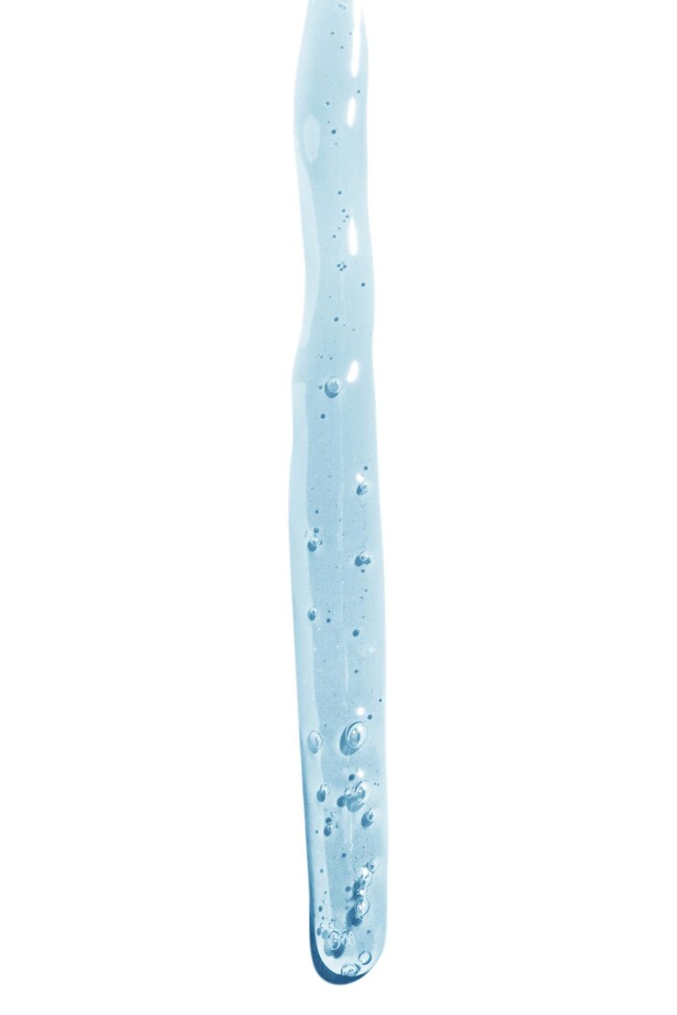 PSD flujo de líquido azul transparente en un fondo vacío shampoo cosmético suero caracol limo