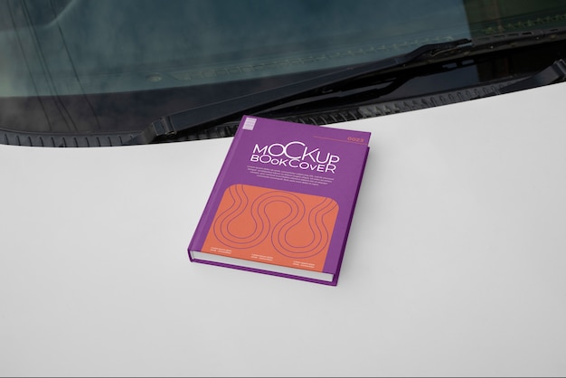Flyer-Attrappe auf der Motorhaube
