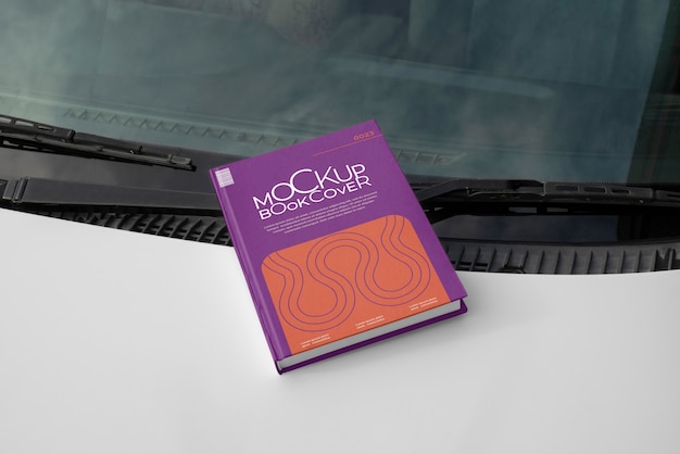 Flyer-Attrappe auf der Motorhaube