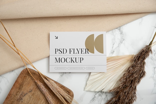 Flyer-Attrappe mit eleganten und luxuriösen Blumen