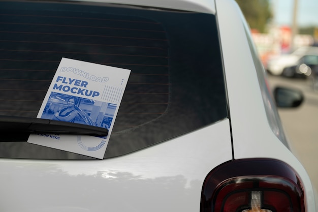 Flyer com informações na maquete do carro