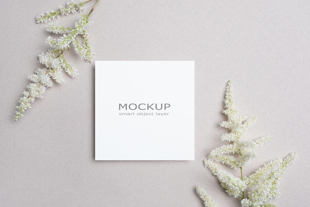 Flyer de convite em branco ou modelo de cartão de saudação com espaço de cópia de decoração floral