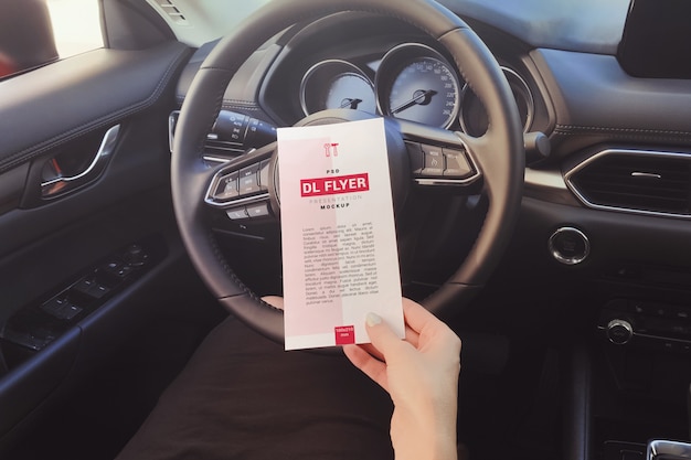 PSD flyer à la main d'une fille dans la maquette de voiture