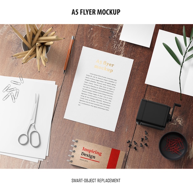 Flyer Mockup en un escritorio
