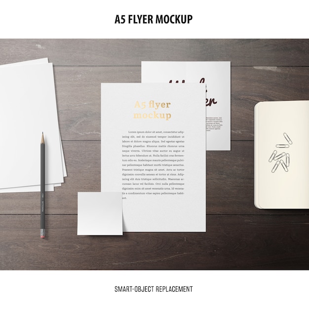 Flyer Mockup en un escritorio