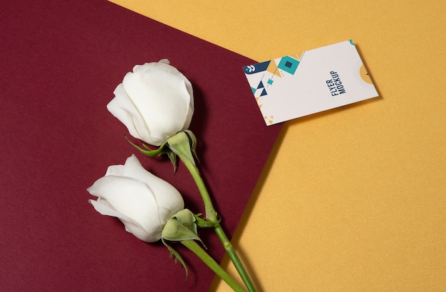 PSD flyer papier géométrique avec fleur rose
