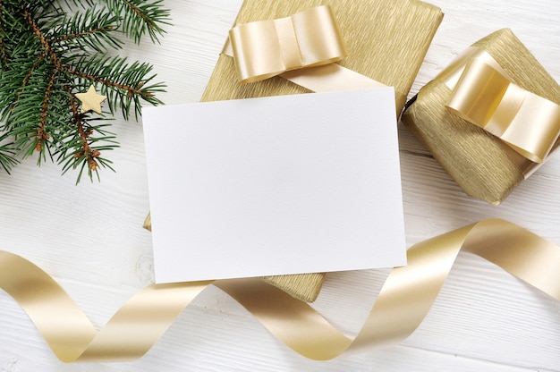 Foglio di carta mockup e decorazione regalo di Natale