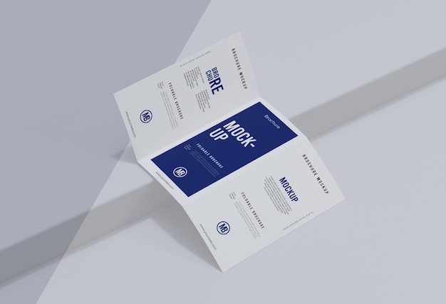 PSD folheto mock-up isolado no branco