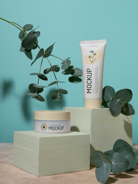 Fond d'eucalyptus avec maquette de produits de soin et de beauté