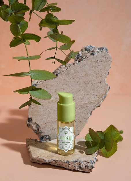 PSD fond d'eucalyptus avec maquette de produits de soin et de beauté